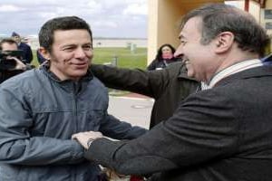 Le journaliste Javier Espinosa accueilli après sa libération le 30 mars près de Madrid. © Paco Campos / afp.com
