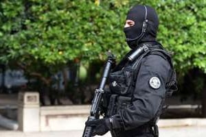 Un policier antiterroriste près de Tunis. © AFP