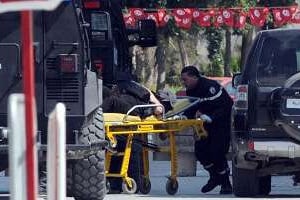 Un blessé évacué du musée du Bardo mercredi 18 mars. © Salah Habibi/AFP