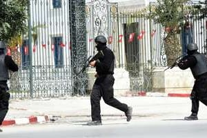 Les forces spéciales tunisiennes pendant l’attaque du musée. © AFP