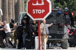 À Tunis, des touristes sont évacués du Musée du Bardo, mercredi 18 mars. © AFP