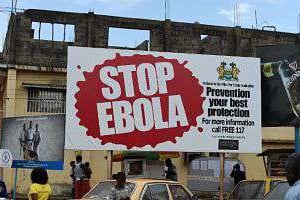 Affiche dans une rue de Freetown, la capitale de la Sierra Leone, le 7 novembre 2014. © AFP