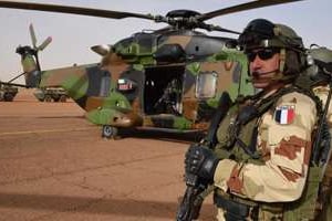 Un soldat français de l’opération Barkhane sur une base française près de Gao, au nord du Mali. © AFP