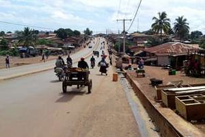 Une rue de Nzérékoré, en Guinée. © Marteen van der Bent/Flickr