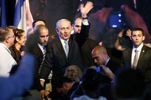 Le Premier ministre sortant célébrant sa victoire au milieu de ses partisans, le 18 mars à Tel-Av © Amir Cohen/Reuters