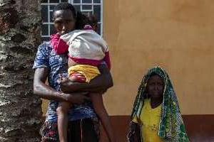 Une famille suspectée d’être atteinte du virus Ebola, en octobre 2014. © Florian Plaucheur/AFP