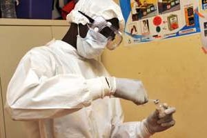 Une femme prépare un vaccin VSV-EBOV contre Ebola, en Guinée, le 10 mars 2015. © Cellou Binani/AFP