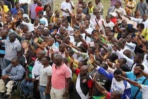 Les fonctionnaires gabonais votent la reconduite de la grève générale à Libreville le 16 mars. © Celia Lebur/AFP
