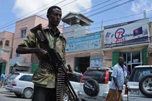 Les forces de sécurité somaliennes devant l’entrée du Central Hotel. © Mohamed Abdiwahab/AFP