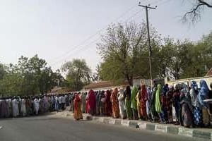 File d’attente le 28 mars 2015 devant un bureau de vote à Maiduguri. © AFP