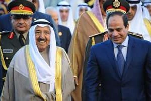 L’émir du Koweit accueilli par Abdel Fattah al-Sisi le 27 mars à Charm el Cheikh. © AFP