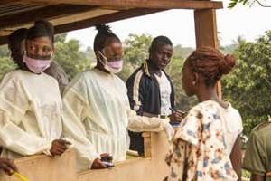 Du personnel sanitaire à la frontière entre la Sierra Leone confinée et le Liberia, le 27 mars. © AFP