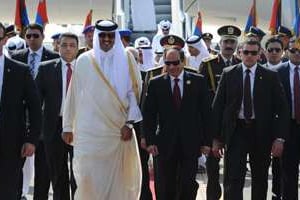 L’émir du Qatar accueilli par Abdel Fattah al-Sisi à son arrivée le 28 mars à Charm el-Cheikh. © AFP