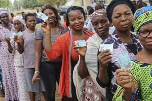 Des femmes attendent pour voter à Abuja au Nigeria, le 28 mars 2015. © AFP