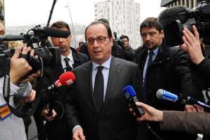 François Hollande entouré de journalistes après avoir voté le 29 mars 2015 à Tulle. © AFP