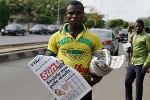Un vendeur de journaux, le 30 mars dans les rues d’Abuja. © Sunday Alamba/AP/SIPA