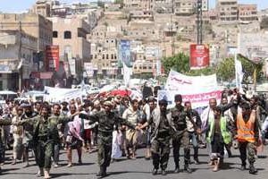 Des rebelles houthis et leurs partisans manifestent à Taëz (sud-ouest du Yémen), le 29 mars 2015. © AFP