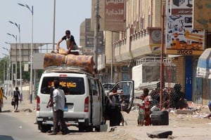 Des Yémenites fuient Aden, le 30 mars 2015, après des bombardements de la coalition arabe. © Saleh Al-Obeidi/AFP