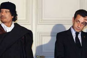 Kadhafi et Sarkozy en 2007 à Paris. © AFP