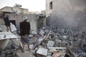 Les bombardements de la coalition arabe ont déjà fait beaucoup de dégâts à Sanaa. © Hani Mohammed/AP/SIPA