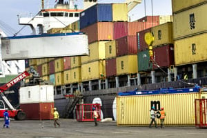 Le port de Cotonou, l’un des poumons économiques du pays. © Jacques Torregano/Fedephoto/JA