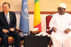 Le secrétaire général de l’ONU, Ban Ki-Moon (g), à côté du président malien IBK. © AFP