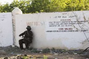 Un soldat kényan sécurise un périmètre à Garissa, autour de l’université, le 2 avril 2015. © Khalil Senosi/AP/SIPA