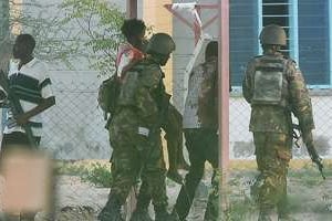 Une étudiante blessée à l’université de Garissa, le 2 avril © AFP / Carl de Suza