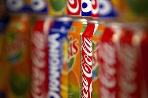 Des canettes périmées de la marque Coca-Cola ont été retrouvées dans un entrepôt du groupe Obouf. © Joël Saget/AFP