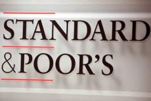 Pour Standard & Poor’s, le retard pris par la Tunisie dans l’adoption de plusieurs réformes a contribué à l’augmentation du risque bancaire. © AFP