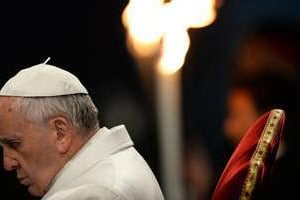 Le pape François prie durant une procession au Colisée à Rome durant la Veillée pascale. © AFP