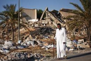 Un Libyen passe devant les ruines du complexe de Bab Al-Aziziya à Tripoli. © AFP