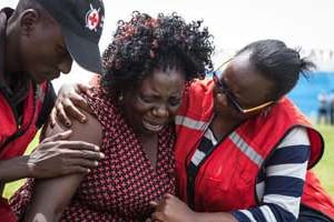 Des membres de la Croix-Rouge aident, le 5 avril 2015 à Nairobi, dans le stade Nyayo. © AFP