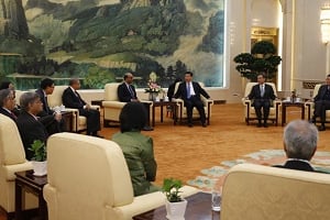Le président chinois (3e en partant de la droite) lors du sommet de lancement de la Banque asiatique d’investissement dans les infrastructures organisé à Pékin en octobre 2014. © Takaki Yajima/ Reuters