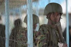 Un soldat devant la morgue de Garissa. © Carl de Souza/AFP