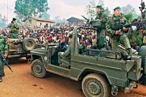 Soldats français lors de l’opération Turquoise, en juillet 1994 dans le sud du Rwanda. © AFP