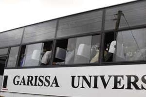 Des étudiants évacués de l’université de Garissa le 2 avril. © Khalil Senosi/AP/SIPA