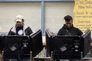 Deux électeurs votent à l’élection municipale partielle de Ferguson, le 7 avril 2015. © Jeff Roberson/AP/SIPA