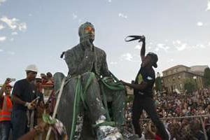 La statue de Cecil Rhodes déboulonnée au Cap, jeudi 9 avril. © AFP
