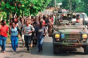 Miliciens Interahamwe et soldats français de l’opération Turquoise, en 1994. © Pascal guyot/AFP
