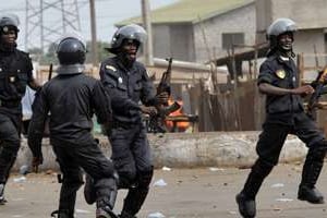 Police anti-émeutes dans les rues de Conakry, le 13 avril. © Cellou Binani/AFP