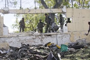 Lors d’une précédente attaque contre un bâtiment gouvernemental à Mogadiscio, le 14 avril 2015. © Farah Abdi Warsameh/AP/SIPA