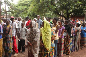 File de vote lors des législatives de septembre 2013, à Conakry, en Guinée. © Youssouf Bah/AP/Sipa