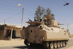 Un blindé de l’armée égyptienne. © AP/SIPA