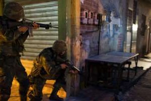 Des policiers militaires patrouillent dans une rue de la favela Nueva Holanda, dans le complexe de l © Christophe Simon/AFP