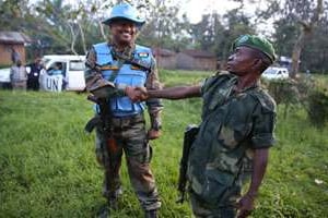 Un Casque bleu et un soldat congolais à Binza, dans l’est de la RDC, le 9 avril 2015. © Abel Kavanagh/Monusco