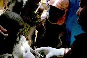 Campagne de vaccination contre la méningite près de Maradi au Niger le 17 mars 2006 © Issouf Sanogo/AFP