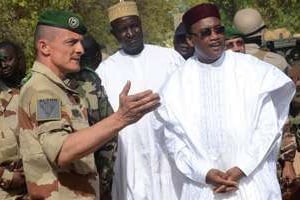 Le président du Niger, Mahamadou Issoufou avec un officier français le 21 février 2015. © AFP