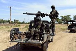 Patrouille de l’armée camerounaise à 1 km de la frontière avec le Nigeria, le 12 Novembre 2014. © Reinnier Kaze/AFP