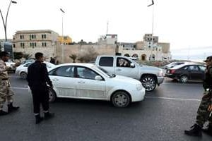 Des forces de sécurité libyenne effectuent des contrôles dans le centre de Tripoli, le 3 février © AFP